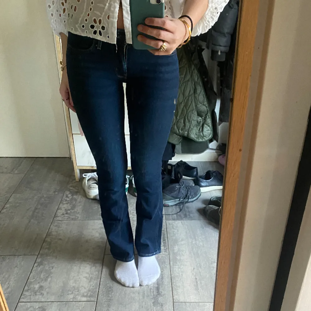 Super fina Levi’s jeans, tyvärr för korta för mig (jag är 172). Använda en gång💞. Jeans & Byxor.