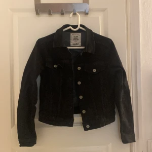 Svart jeans jacka - Storlek Xs/s använd ett få tall gånger men fortfarande bra skick 