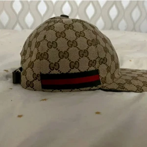 Beige Gucci keps - Säljaren min Gucci keps sparsamt använd i nyskick utan defekter.Nypris 4000kr inköpt i våras.