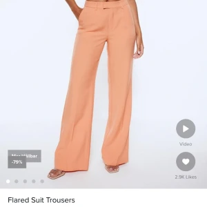 Kostymbyxor Nojsan Wallin x NA-KD  - Säljer dessa supersnygga och somriga kostymbyxor, använt cirka 5 gånger. Det är strl 38 och jag är 172 cm. Säljer för 250 