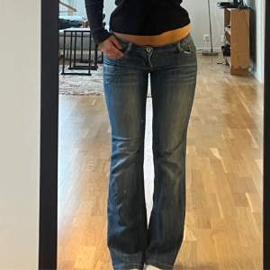 säljer dessa as snygga jeans som jag köpte här på plick (lånade bilder)💗 Mått: innerben: 73cm, midjemått: 36.5 tvärs över. Använd gärna köp nu!