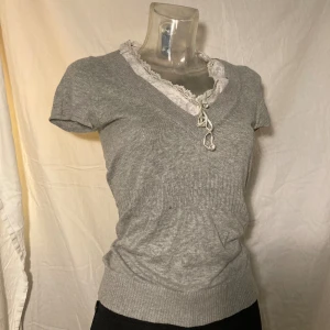 Topp - Topp med lager, litet hål på framsidan syns på bild 2, storlek M. 