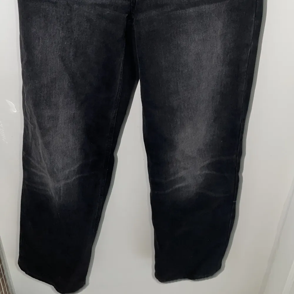 Basic svarta loose jeans!  Nypris: runt 600kr . Jeans & Byxor.