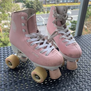 Rullskridskor, rollerblades - Ett par rullskidor som passar bra till underhållning, i storlek 35. Den är i anvönd gott skick och kommer inte till användning längre! 