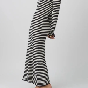 Stickad randig klänning - Från Ginatricot! Köptes för nån månad sen men har tröttnat! Som ny!