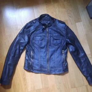 Vegansk skinnjacka med jeansdetaljer  - Vegansk skinnjacka med jeans där fram från Qed London☆ guldiga detaljer i dragkedjorna och spännet i halsen. Älskar den här men säljer då den inte längre kommer till användning :( Använt skick (lite skavd här och där). Passar xS-M♡