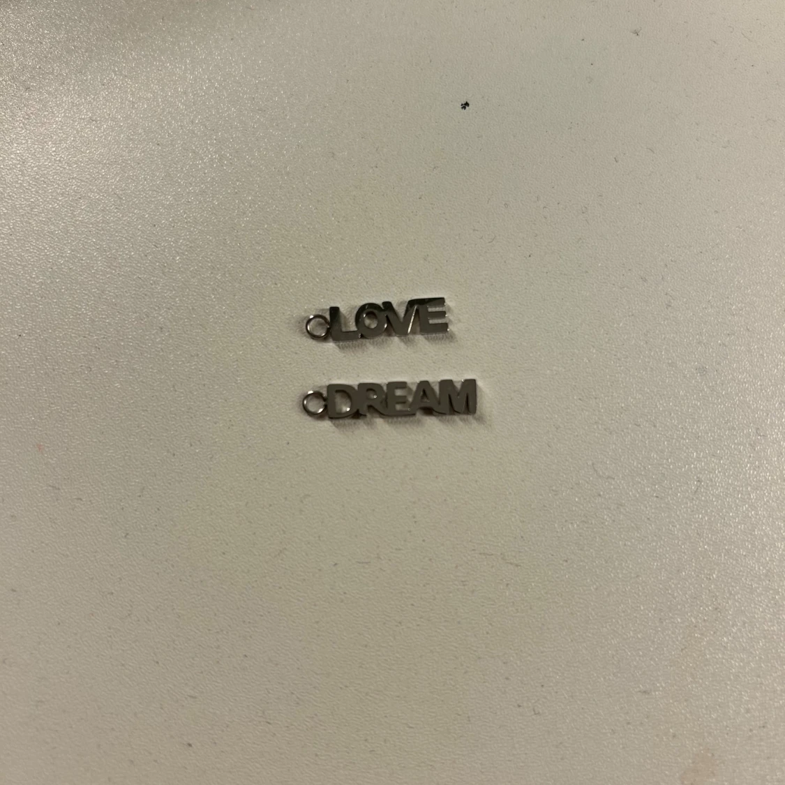 Örhängen med texten LOVE och DREAM - 90