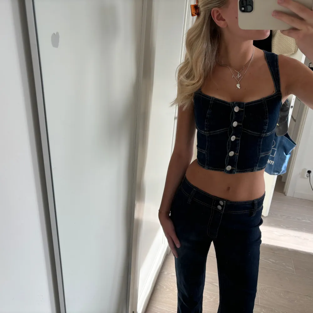 Såå snygg korsettopp i denim😍 köpt secondhand och finns tyvärr ingen lapp i :(. Toppar.