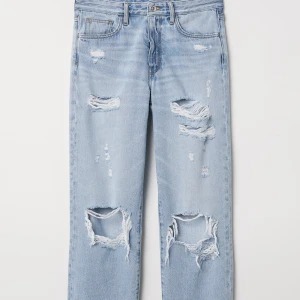 Straight high jeans - Högmidjade jeans köpta på hm. Aldrig använda, kan skicka egna bilder ( andra bilden är lånad )❤️ storlek 36