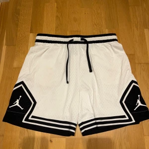 Jordan shorts - Använda runt 5 gånger  Nypris 550kr Modellen är 185cm och väger 82kg