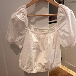 Vit topp - Säljer denna toppen från H&M💕🙌 storlek M men passar även S, aldrig andvänd så nyskick 