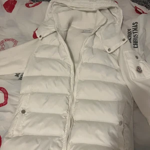 Moncler cardigan  - Helt ny bara testad gillade it färgen storlek S sitter tight