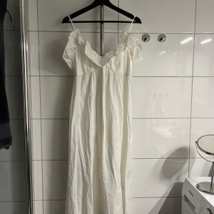 Vit lång klänning - Vit lång klänning med volanger