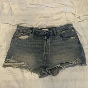 Jeans shorts  - Säljer dessa jeans shortsen som är i super bra skick! Står att dom är Lågmidjade på hemsidan!💕 Midjemått rakt över ca 46 