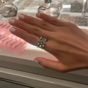 edblad peak ring - jag säljer edblad stora ringen som är i storlek 16,8 (S) Inga defekter heller!.Ni får även en extra ring på köpet 😅  Jag  säljer även både lilla peak och stora tillsammans för 300  kr totalt i en annan annons om man vill köpa båda direkt.