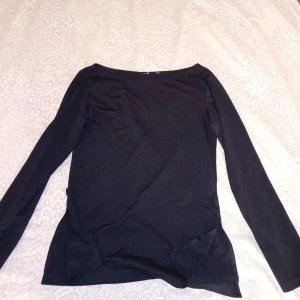 Långärmad tröja - Nyskick då den nästan aldrig är använd å passar att både ha i vardagen och som tränings tröja