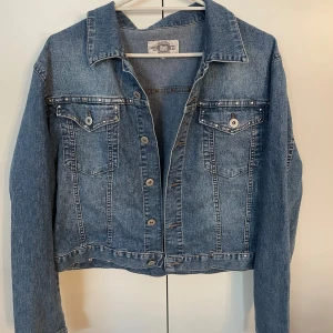 Jeansjacka  - Säljer denna jättefina defektfria jeansjackan från flash då den ej kommit till användning. 2 fickor framtid som stängs med knappar vilket även jackan i sig gör. Silver knappar runt om, både framsida & baksida 💗