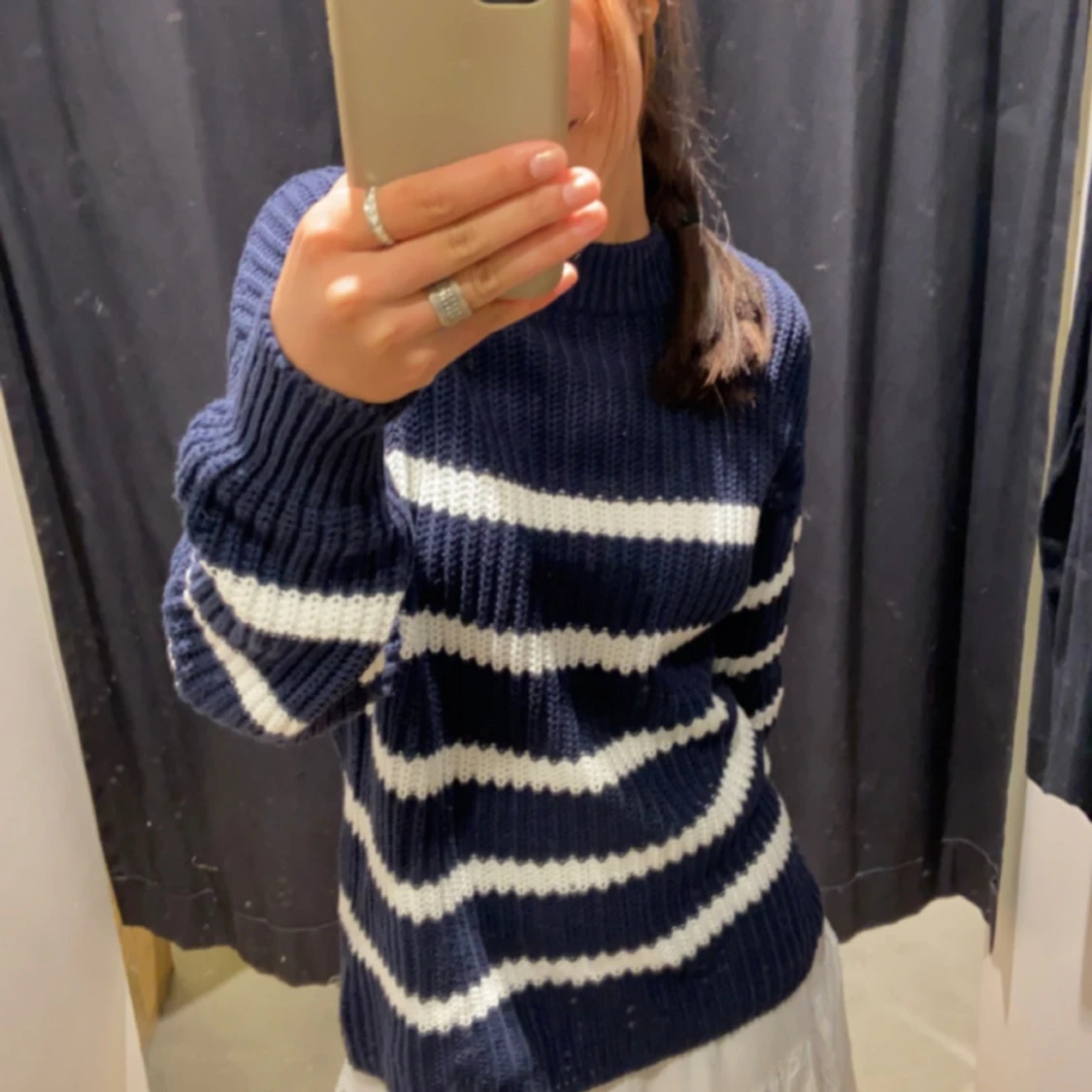 Mörkblå och vit randig stickad tröja