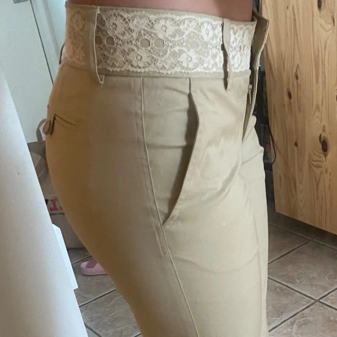 Beige byxa/ med vit spets  - 93