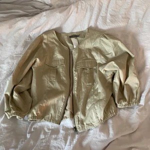 Beige jacka - Beige jacka, perfekt till hösten! Fickor där fram och stängs med dragkedja. Står storlek 42, men jag brukar ha storlek xs så det beror verkligen på hur man vill att den ska sitta.