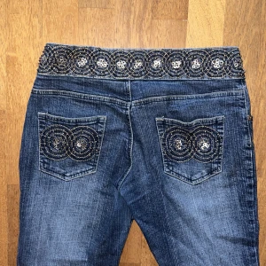 Bootcut jeans - Säljer dessa assnygga bootcut jeans me coola mönster då dom har blivit för korta på mig som är 167❤️toppen skick