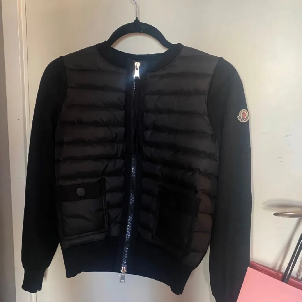 Sjukt snygg moncler cardigan i strl 2 vilket motsvarar s!💕 perfekt nu till hösten och passar till allt! Skickas i orginalpåse och med alla lappar! 🌸 Andvänd gärna köp nu! ( Lägger upp igen då då det var många scam bud! ) ( mina bilder ). Jackor.