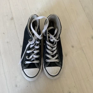 Converse skor  - Converse skor med silvriga detaljer 