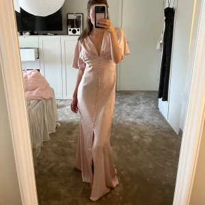 Satinklänning - Satinklänning från asos med prislapp kvar, aldrig använd då jag missade returdatumet💕 Storlek 32, kan gå ner i pris vid snabb affär. Kontakta mig vid fler bilder eller fråga🥰