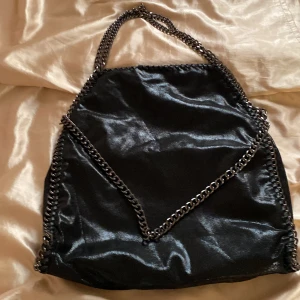 Väska - Säljer en jättefin väska som liknar en från Stella McCartney 🩷 Perfekt till skolan🩷🩷Den är helt oanvänd och är i nyskick🩷 Skriv för fler bilder🩷