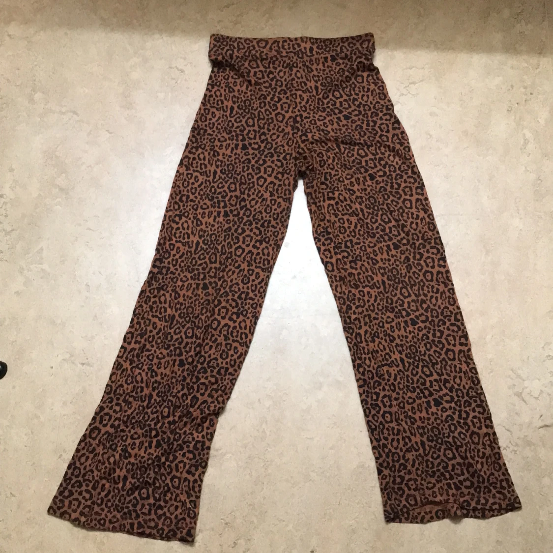 Leopardmönstrade byxor från XOXO Friends