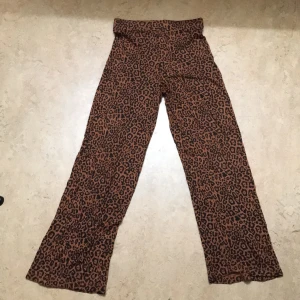 Leopardmönstrade byxor från XOXO Friends - Säljer ett par snygga leopardmönstrade byxor från XOXO Friends. Byxorna är i storlek 158/164 och har en hög midja. De är gjorda av ett mjukt och bekvämt material som känns skönt mot huden. Perfekta för en cool och avslappnad stil! Helt oanvända! 