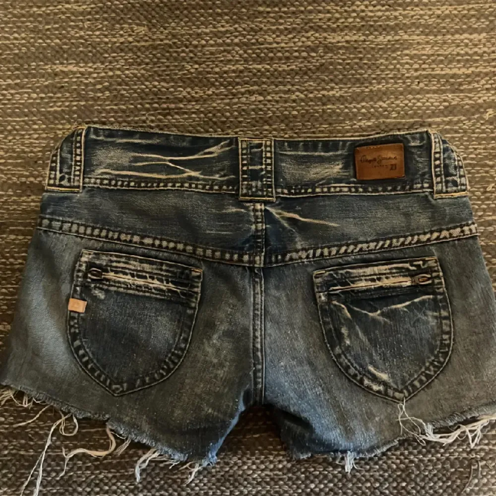 Säljer vidare ett par coola jeansshorts från Pepe Jeans i storlek W29. Då de var för stora! De är blå med en sliten look och fransiga kanter. Perfekta för sommaren! 💙 (bilder från tidigare säljaren). Shorts.