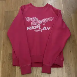 Säljer denhär replay sweatshirten som jag köpte på en outlet för 900kr. Den är sparsamt använd och är i ett bra skick. Det står att den är i storlek S men den passar mig som har storlek Xs. 