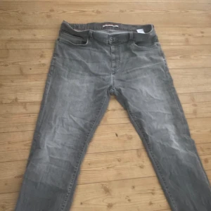 Tommy hillfiger jeans - Hejsan! Säljer ett par stilrena jeans från Tommy hillfiger. Jeansen köptes i julas och dom har inga defekter. Modellen på sista bilden är 190. Kontakta oss för mer frågor. 