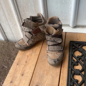 ”Isabel Marant” kopior - Bruna, väldigt slitna boots. De är piratkopior på Isabel Marant, alltså inte äkta! I skorna står det inte vilket märke de är ifrån tyvärr. Som ni ser på bilderna så är de som sagt otroligt slitna, därav priset. Tveka inte att höra av dig vid fler frågor💗