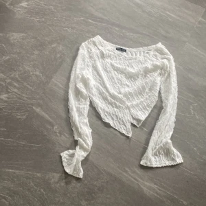 Blus  - Vit blus Stl M  Spetsig modell nertill 