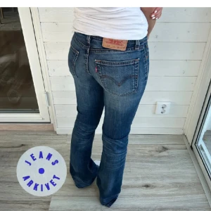 Mörkblå jeans - Mörkblå levis jeans. Storlek: XS/S Midjemått: 37x2 cm innerbenslängd: 80cm