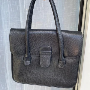 Svart handväska - Svart vintage handväska i fint skick🖤