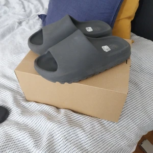 Yeezy slides - Yeezy slides slate grey, storlek 42, bra skick