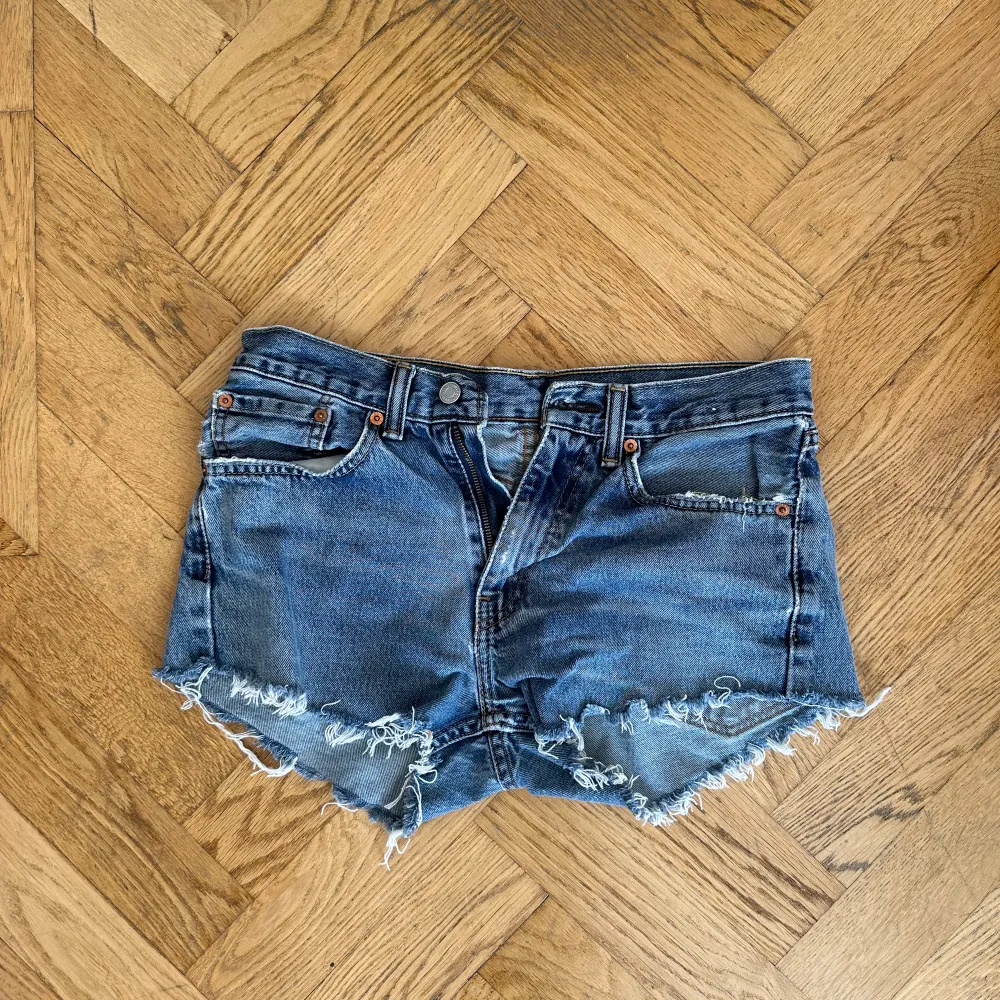 Säljer dessa Levis shorts då jag tyvärr inte får så av dom. Aldrig använt är i topp skick 🤍. Shorts.