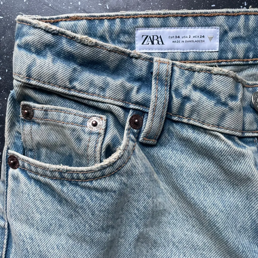 Lågmidjadd ljusblå straight jeans från Zara med lite slitning nertill. Assnygga men fel storlek för mig 🥲. Jeans & Byxor.