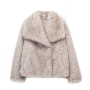 Pälsjacka - Intressekoll på min pälsjacka. Använd fåtal gånger och är i mycket bra skick! Köpte den för 850 och säljer den för 550. Den är grå beige❤️ pris kan diskuteras 