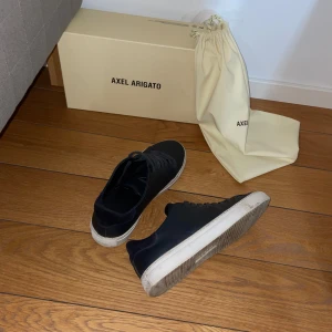 Axel arigato skor - Modell clean 90 arigato skor som är i bra skick. De har använts så man kan se att de är lite smutsiga på sulan men inget som inte går bort Nypris: 2500kr Tar gärna emot byten