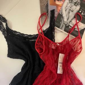 Två söta lace toppar💋🖤🎸⭐️ - Två lace toppar från Urban Outfitters💋🎸🖤