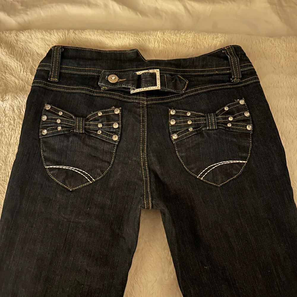 Lågmidjade bootcut jeans, vintage från Parisian 💫 gamla favvisar som tyvärr är försmå nu! 😭💔 Midja: 34cm (tvärs över) innerben: 78cm . Toppar.