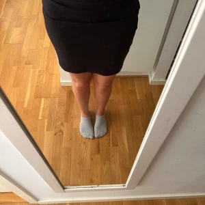 Svart tajt kjol  - Svart tajt kjol från H&M (Divided). Använd men i bra skick. Köparen står för frakten 💕💕