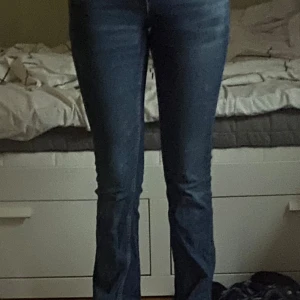 Low Waist bootcut jeans  - Jätte fina jeans i mycket bra skick, säljer endast för att de är alldeles för tajta för mig i midjan. 