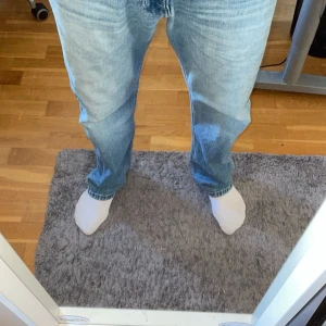Jeans  - Säljer dessa as snygga jeans åt min kille. Använda men är i bra skick. Finns en liten oljefläck som man knappt märker. Köpta för 700kr, säljer för 400kr. Pris kan diskuteras ❤️