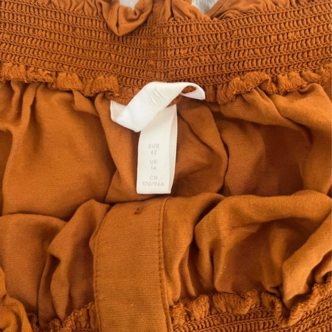 Orange off-shoulder topp med knappar - 91
