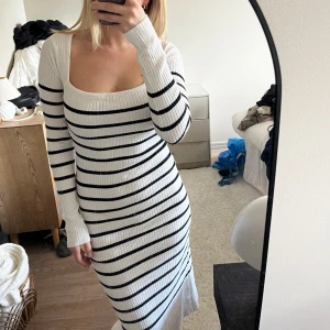 Randig klänning  - Randig klänning från Gina Tricot. Är i väldigt fint skick